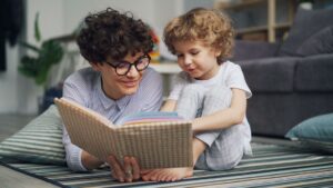 Volwassene leest samen met een peuter een prentenboek